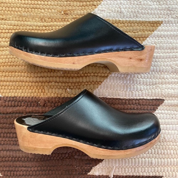 Sven Shoes - Sven Classic Plain Jane Low Heel Black Clog